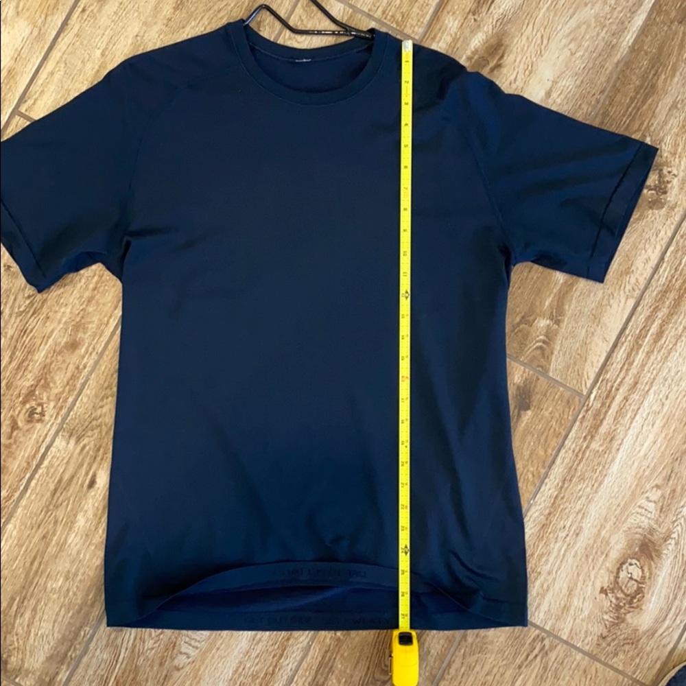 Lululemon metal vent tech T. Men’s size L. Navy.